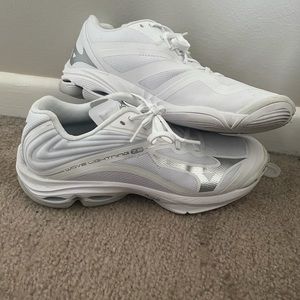 Mizuno Wave Lightning Z6 Volleyball Sneaker